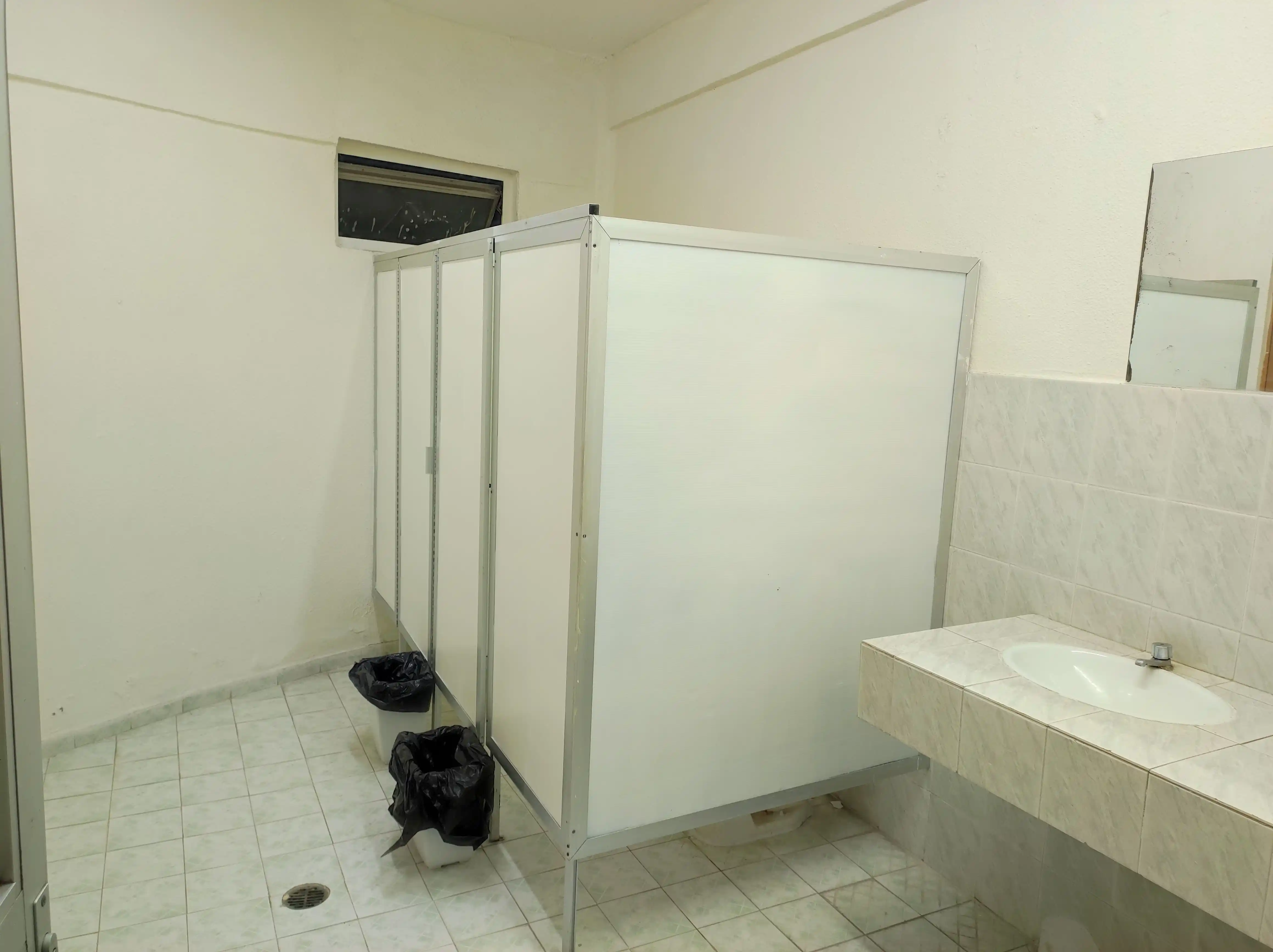 Baños modernos en salón de eventos CTM 7